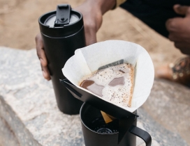 足够薄，可放入钱包可折叠的Pourigami咖啡机