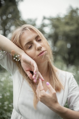 靠在自己手臂上闭眼养神的金发美女