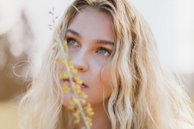 仰望天空的金发美女