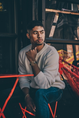 户外椅子上的黑人小哥哥