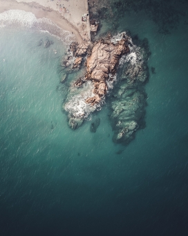 高空俯拍的海岸线岛屿