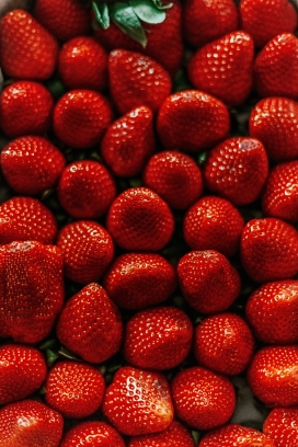 新鲜熟透了的草莓