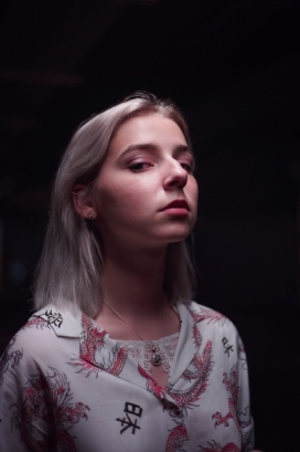 藐视眼神的女子