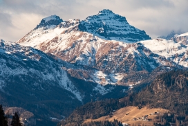 雪山下的露营地