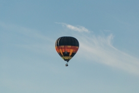 蓝色天空中的热氢气球