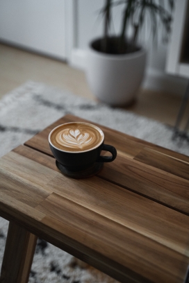 木凳上的拉花咖啡