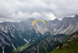 山脉中的滑翔伞运动员