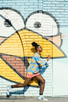 彩绘涂鸦墙奔跑的非洲女子