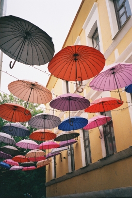 挂满五彩雨伞的房屋