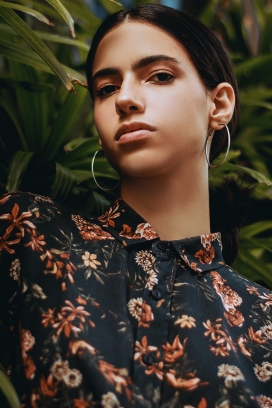 身穿碎花衣裳耳戴大耳环的女子