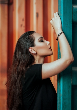 靠在门框上的亚洲精致美女