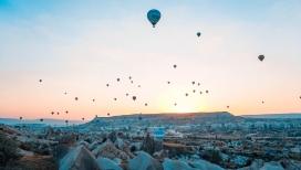 山间的热气球群