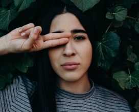 双指挡眼的女子