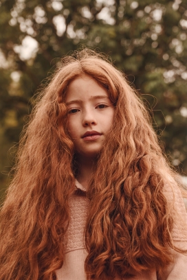 满头金发的女子