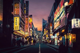 华丽挂满广告灯的日本街道夜景