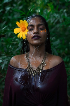 脸部洒水戴花的非洲女子