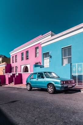 彩色墙房子的蓝色汽车