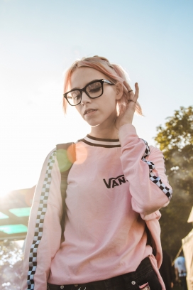 摸后脑勺的黑框金发美女