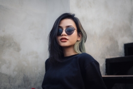 青春的墨镜姑娘