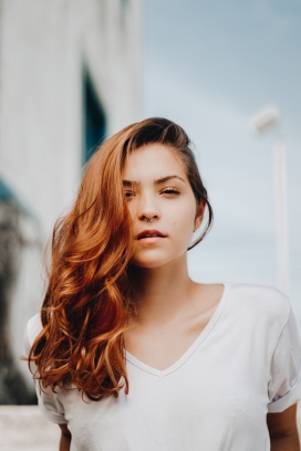 鼻环长卷发女子