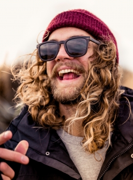 狂欢的墨镜长发男