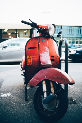 复古的红色踏板摩托车
