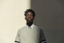 闭眼沉思呼吸的非洲短发青年