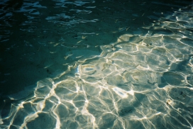 波光粼粼的湖水