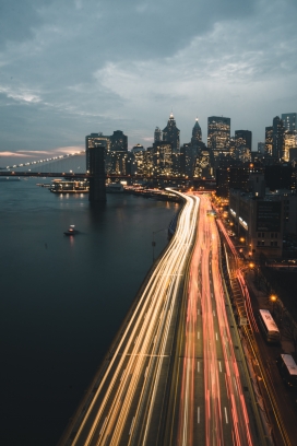 海滨车流光束夜景图