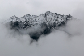 云雾环绕的雪山