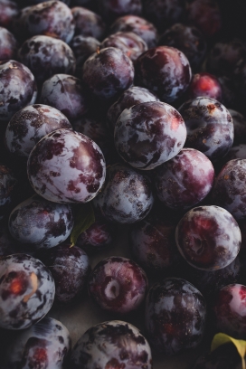熟透了的紫色李子