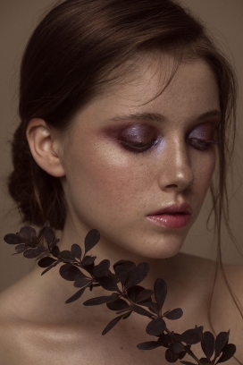 Dagmara-紫色眼影雀斑女郎