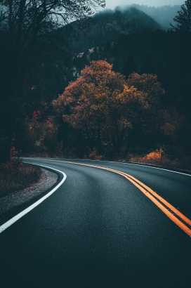 山间双黄线马路