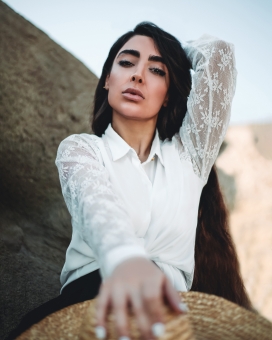 戴草帽的白衣女郎