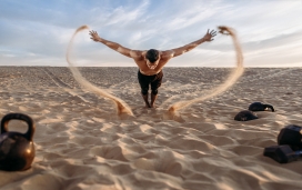 沙漠中锻炼的男子