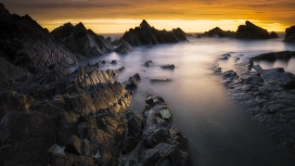 雾气湖岩石