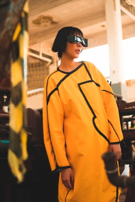 戴VR眼镜体验的女子