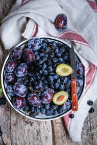 牛油果与蓝莓水果