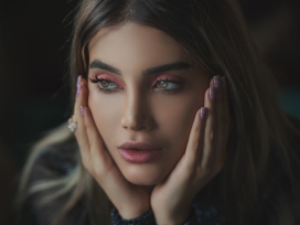 双手捧脸蛋的美甲女人