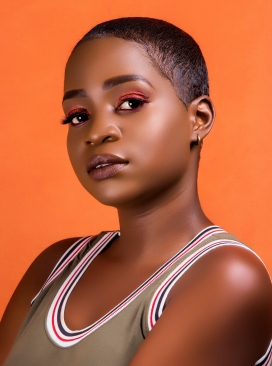 精美修图的非洲短发背心女子