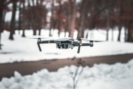 雪中飞行的无人机