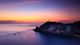 紫霞下的海边灯塔