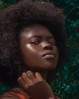 黑色肌肤黝黑的非洲女郎