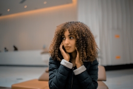 双手摸脸的乌克兰女子