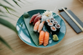 新鲜的三文鱼海虾寿司美食