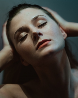 抱头后仰的俄罗斯女郎