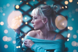 梦幻蓝眼镜金发女郎