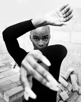 手舞足蹈时髦的非洲短发女子