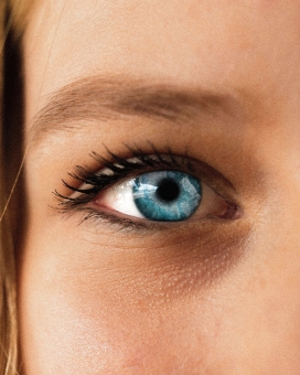 欧洲蓝色女性眼睛