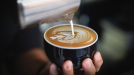 手工现场制作的拉花咖啡奶茶